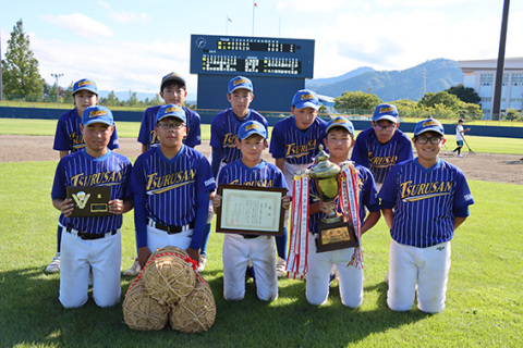 12年ぶり3回目の優勝を果たした鶴岡三中ナイン