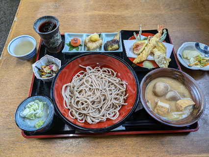 朝日産そば粉を使った十割そばや庄内風いも煮、イチジクや三尺ササゲなどの天ぷら、栗ご飯などが付いた大梵字の「里山もみじ御膳」