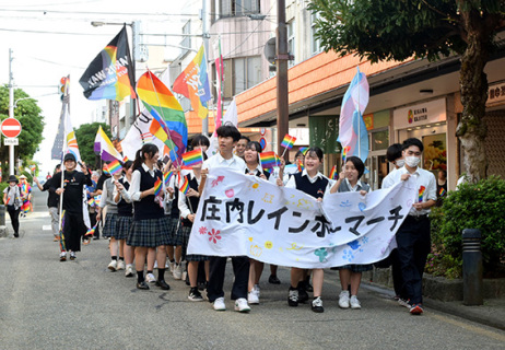 酒田市中心部を行進し、性的少数者への理解を訴えた庄内レインボーマーチ