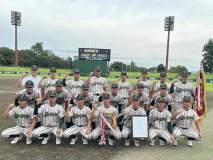 優勝を果たした鶴岡東ナイン。昨秋から続く県内無敗記録を伸ばした