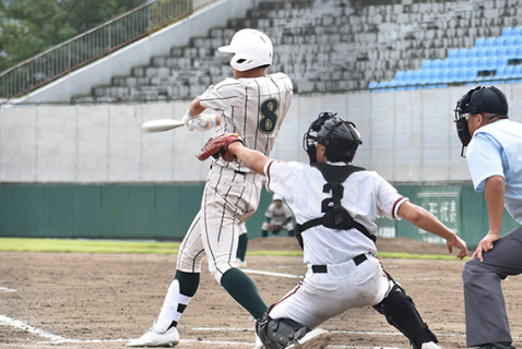 鶴岡東は初回、1死一塁の好機で松下が右翼へ本塁打を放ち2点を先制した