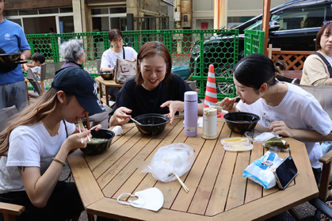 2車線のうち1車線にテーブルや店舗が出店し、麺フェスなどが大勢の人出でにぎわった