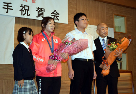 花束を受け取る咲良選手（左から2人目）と康年さん（右端）