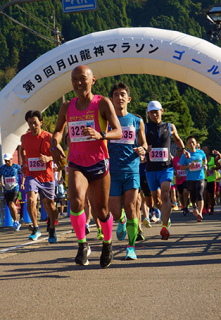 健脚を競う県内外のランナー