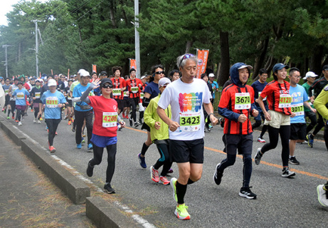 ランナーが健脚を競った湊酒田つや姫ハーフマラソン