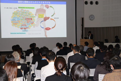 若手を中心に国内の第一線の研究者が集まったシンポジウム＝23日