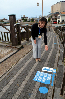 観光散策を促す歩道上のドット表示＝山居倉庫山居橋前