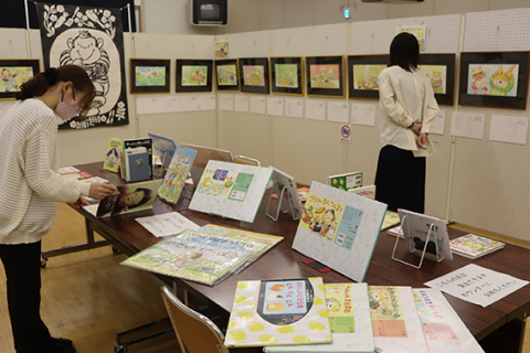 土田さんの紙芝居作品を集めた展示会