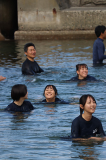 男子生徒に続いて「水納め」に臨む女子生徒