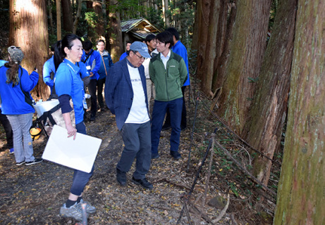 伊藤さん（手前）の案内で丸池様を視察する調査員たち＝10月31日午後