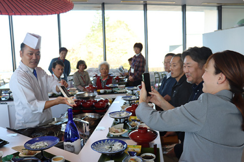 御膳の提供前に関係者を招いた試食会