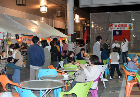 大屋根の下に飲食を提供するテントが並んだ台湾フェスタ＝1日夜