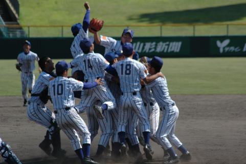 酒田南 ８回目の甲子園 延長１０回８―５で羽黒制す｜2005年07月24日付