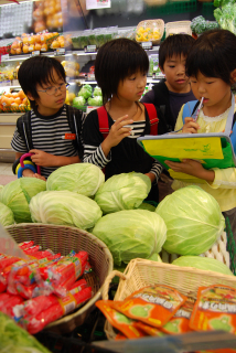 「このキャベツは庄内産？」。買い物を通し、野菜の産地表示に触れた大山小の3年生たち