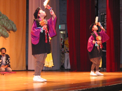 小学6年生の男子2人が息の合った舞を披露した宮野浦日枝神社大黒舞