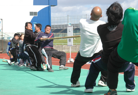 綱引きやニュースポーツに心地良い汗を流した