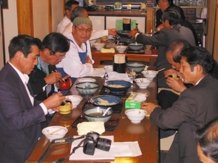 米粉を混ぜて作っためんを味わう試食会参加者