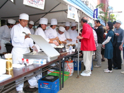 家族連れなどでにぎわう酒田どんしゃんまつり