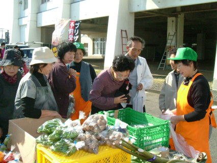 新鮮な野菜類などを買う人でにぎわった