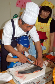 佐藤さん（左）の指導でマスをさばく園児