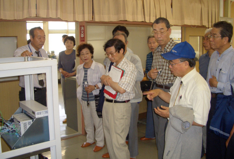 受講生たちは酒田測候所で気象に関する見識を深めた