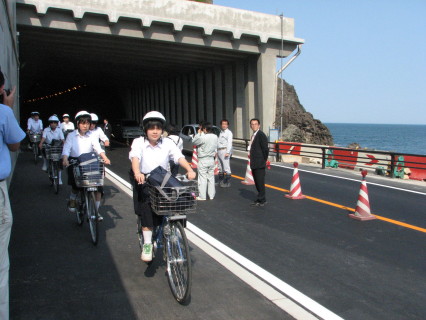 2倍に拡幅された歩道を自転車で通り初めする中学生たち