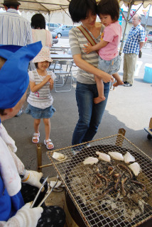 あぶったアナゴの干物なども試食で提供