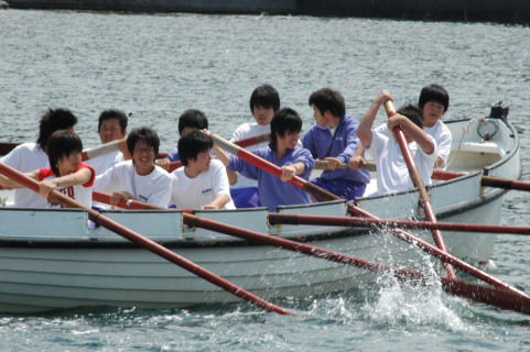 掛け声に合わせて力いっぱいオールをこぐ水高生たち