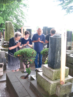 先祖の霊を供養する墓参の家族連れ＝鶴岡市家中新町の大督寺で