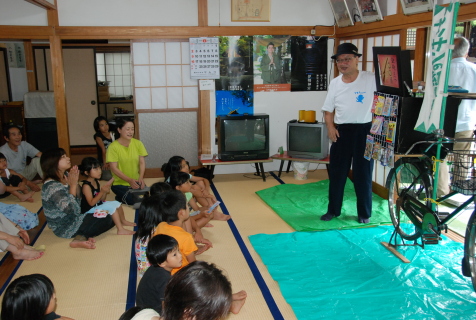 安野さん（右）が参加者たちを紙芝居の世界に引き込んだ