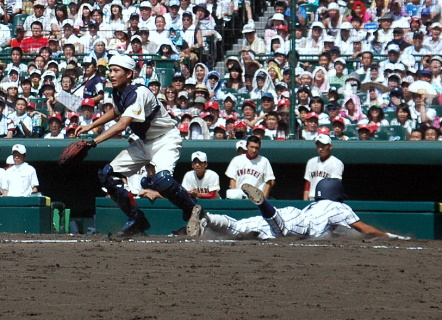 酒田南は7回、この回先頭の野崎が左翼線へ三塁打。敵失の間に本塁を突き1点差に詰め寄る