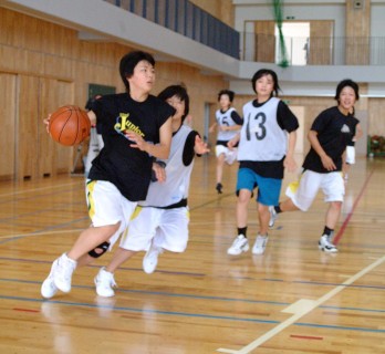 大会を目前に練習に熱がこもる鶴二中女子バスケ部