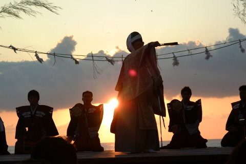 沈みゆく夕日を背景に「夕陽能」が上演された