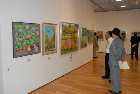 鶴岡市芸術祭が開幕。トップを切る白甕社美術展には大勢の市民が訪れた