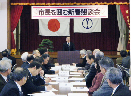 新春放談で「鶴岡ルネサンス宣言」を語る榎本市長