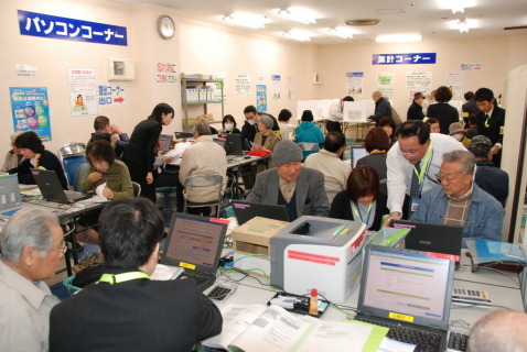 初日から大勢の人が訪れた鶴岡税務署の申告書作成会場＝鶴岡市のエスモール2階