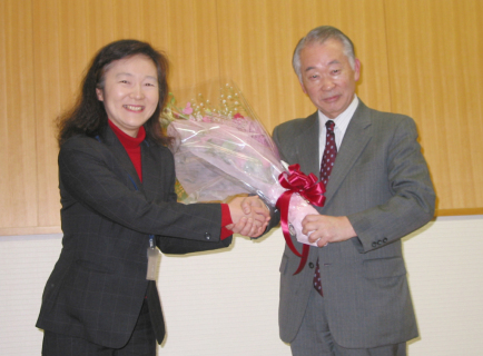 最終講義を終えた小松教授（右）に花束が贈られた