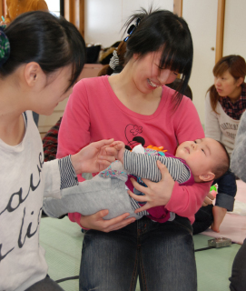 女子高校生が赤ちゃんを抱くなど触れ合った