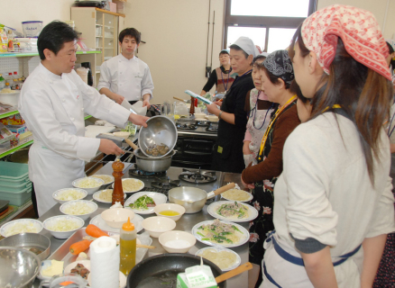 奥田さんが地元食材のイタリアンのレシピを伝えた