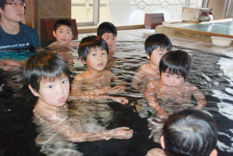 楽しく入浴マナーを学ぶひばり保育園の園児たち