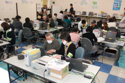 確定申告がスタートし申告書作成会場は初日から混雑した＝鶴岡市のエスモール