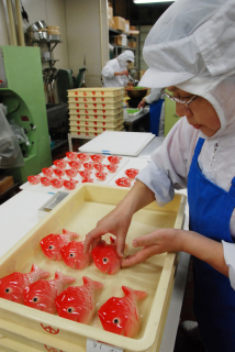 見た目も楽しいひな菓子の数々が作られている＝鶴岡市の木村屋