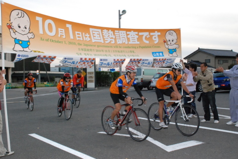 県内310キロを走破し酒田市の山居倉庫にゴールする若者エコチャリキャラバンのメンバーたち