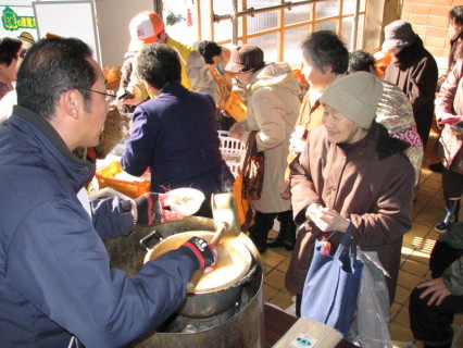 日ごろの利用者への感謝を込めて海老汁が振る舞われた「歳末『森の感謝デー』」＝27日、鶴岡市老人福祉センター