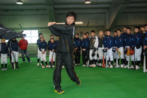 「素振り一つでもきちんとしないと悪いくせがつく」と小中学生に教える長谷川選手