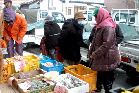 大勢の町民らでにぎわった遊佐町の「軽トラ市」