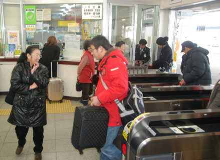 大きな荷物を手にした帰省客が家族や友人の出迎えに笑顔で応えた＝30日、ＪＲ鶴岡駅