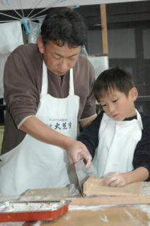 親子で年越しそば作りに挑戦した＝30日