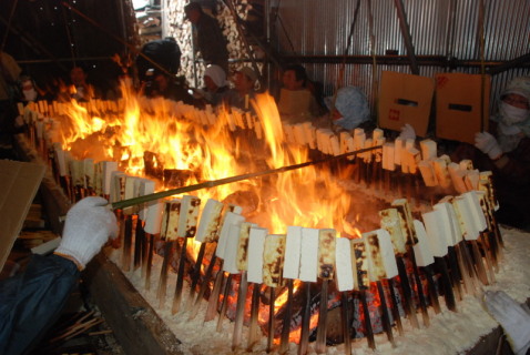 王<CODE NUM=4144>祭を前に、大きな囲炉裏を囲んで豆腐を焼いた＝下座の蛸井さん方
