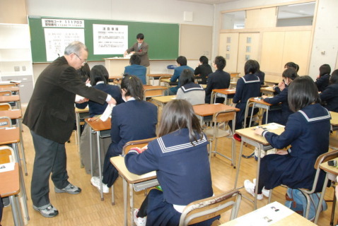 問題と解答用紙が配布され、大学入試の第一関門となるセンター試験が始まった＝15日午前、鶴岡中央高試験会場